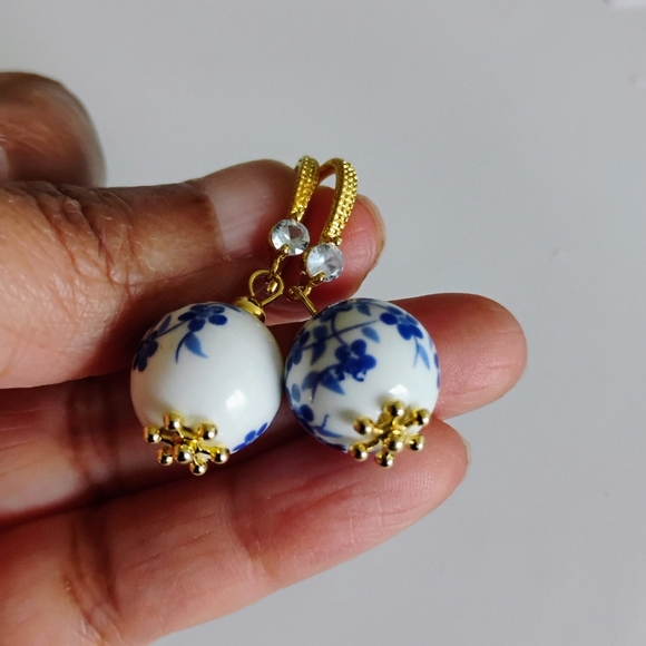 New Elegant Porcelain Blue Floral Gold Earrings - Picture 7 of 7